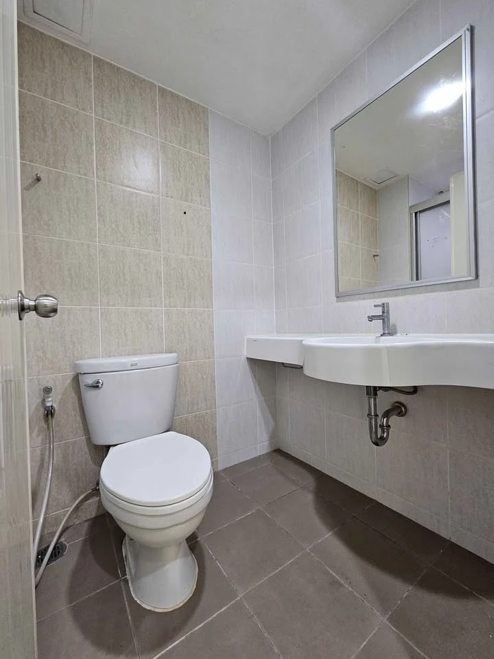 For sale: Lumpini Ville Sukhumvit 77, unfurnished unit. Clean, bright, and airy, with beautiful wallpaper throughout. Book now!