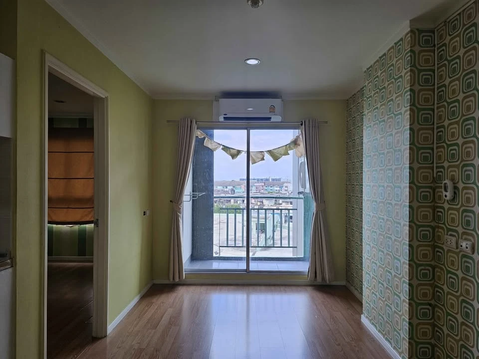 For sale: Lumpini Ville Sukhumvit 77, unfurnished unit. Clean, bright, and airy, with beautiful wallpaper throughout. Book now!