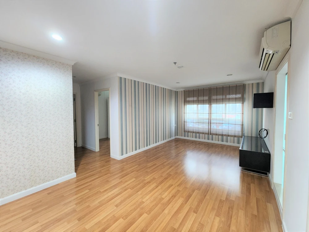 For sale: Lumpini Suite Rama 8, 9th floor, corner unit. Quiet and highly private with a large usable area. You definitely need to reserve this one!