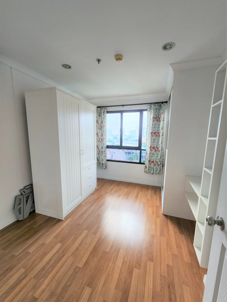 For sale: Lumpini Suite Rama 8, 9th floor, corner unit. Quiet and highly private with a large usable area. You definitely need to reserve this one!