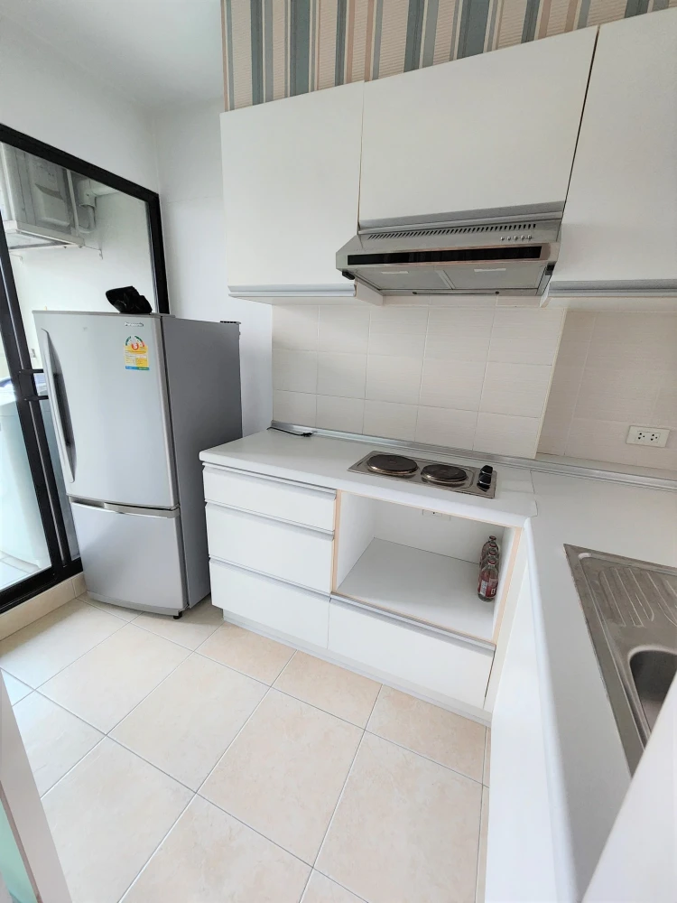 For sale: Lumpini Suite Rama 8, 9th floor, corner unit. Quiet and highly private with a large usable area. You definitely need to reserve this one!