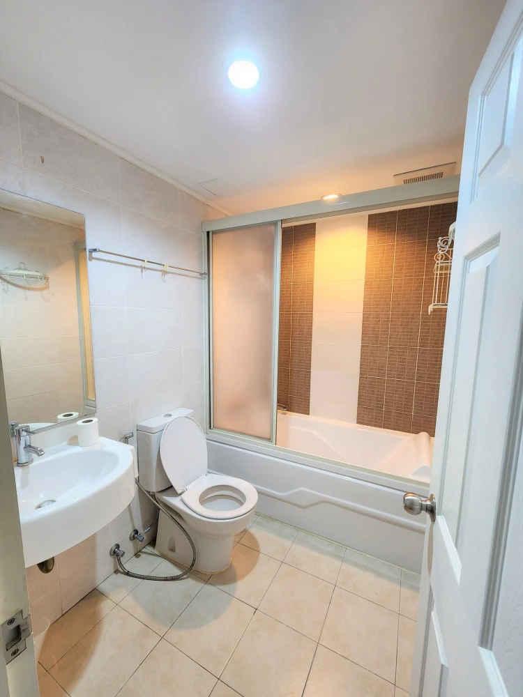 For sale: Lumpini Suite Rama 8, 9th floor, corner unit. Quiet and highly private with a large usable area. You definitely need to reserve this one!