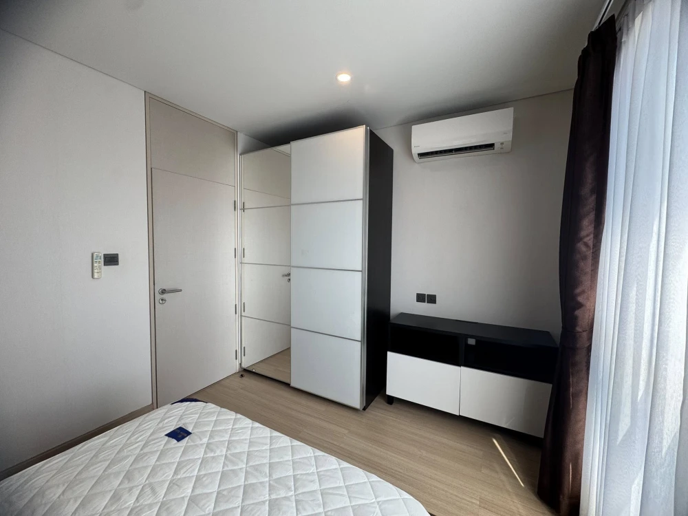 For sale or rent: Lumpini Suite Phetchaburi-Makkasan, corner unit, 2-sided windows, pool view and Makkasan Road. Reserve now!