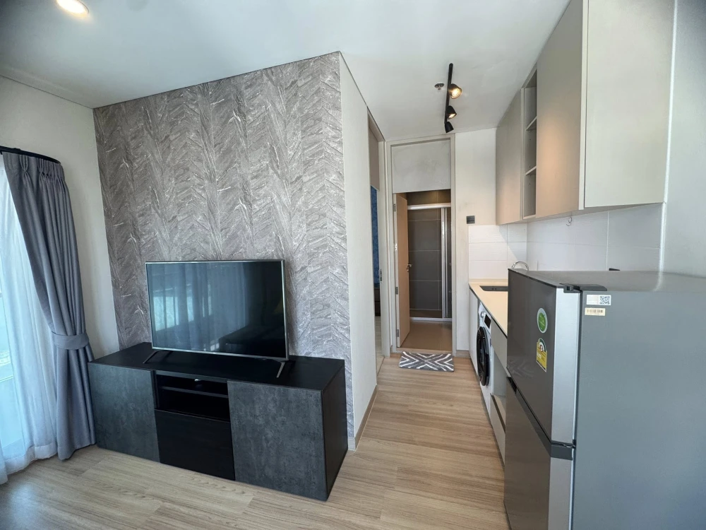 For sale or rent: Lumpini Suite Phetchaburi-Makkasan, corner unit, 2-sided windows, pool view and Makkasan Road. Reserve now!