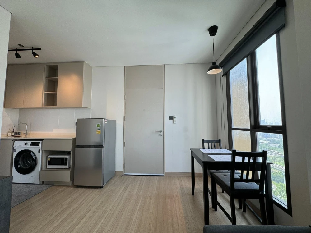 For sale or rent: Lumpini Suite Phetchaburi-Makkasan, corner unit, 2-sided windows, pool view and Makkasan Road. Reserve now!