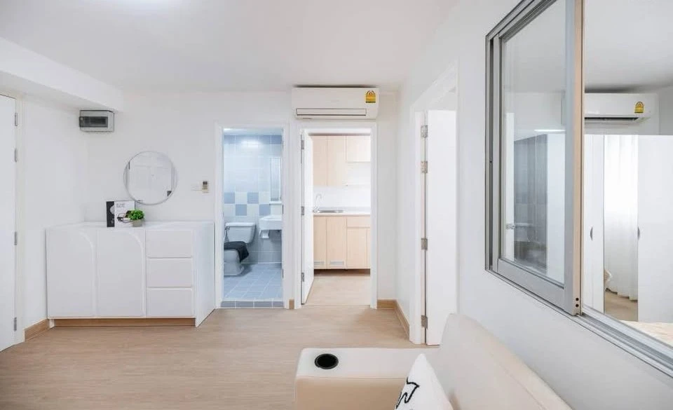 For sale: Lumpini Center Nawamin. The room comes with furniture and electrical appliances. Decorated in a minimalist style, looks very nice. Must book