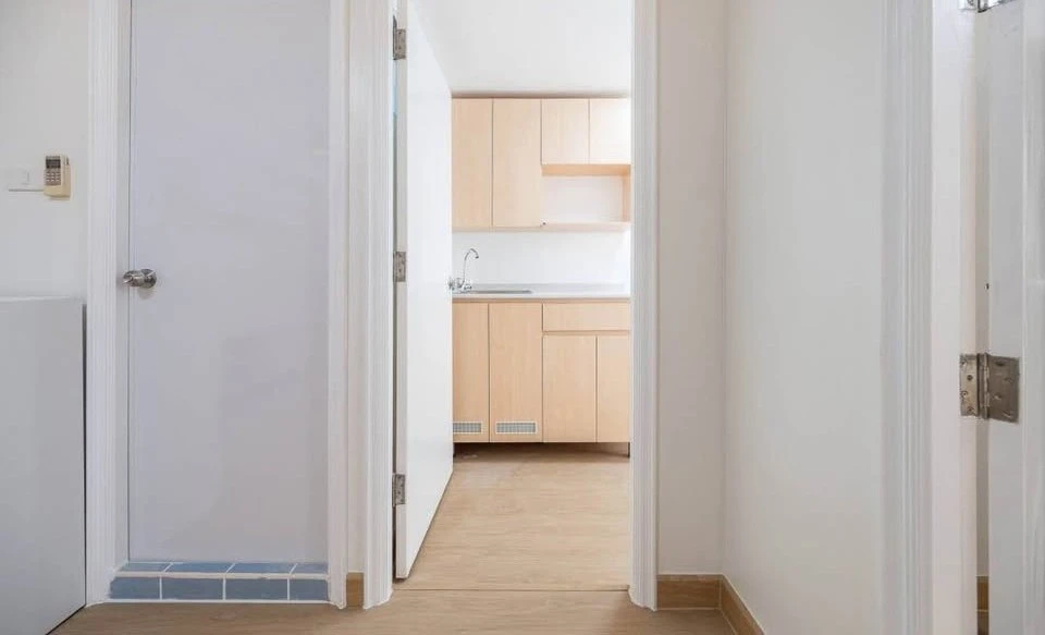 For sale: Lumpini Center Nawamin. The room comes with furniture and electrical appliances. Decorated in a minimalist style, looks very nice. Must book