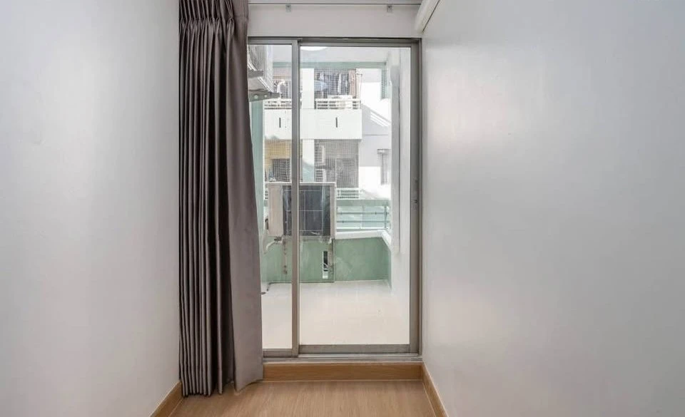 For sale: Lumpini Center Nawamin. The room comes with furniture and electrical appliances. Decorated in a minimalist style, looks very nice. Must book