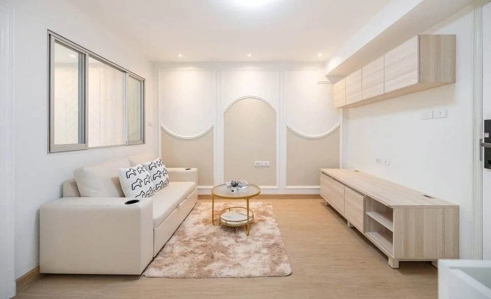 For sale: Lumpini Center Nawamin. The room comes with furniture and electrical appliances. Decorated in a minimalist style, looks very nice. Must book