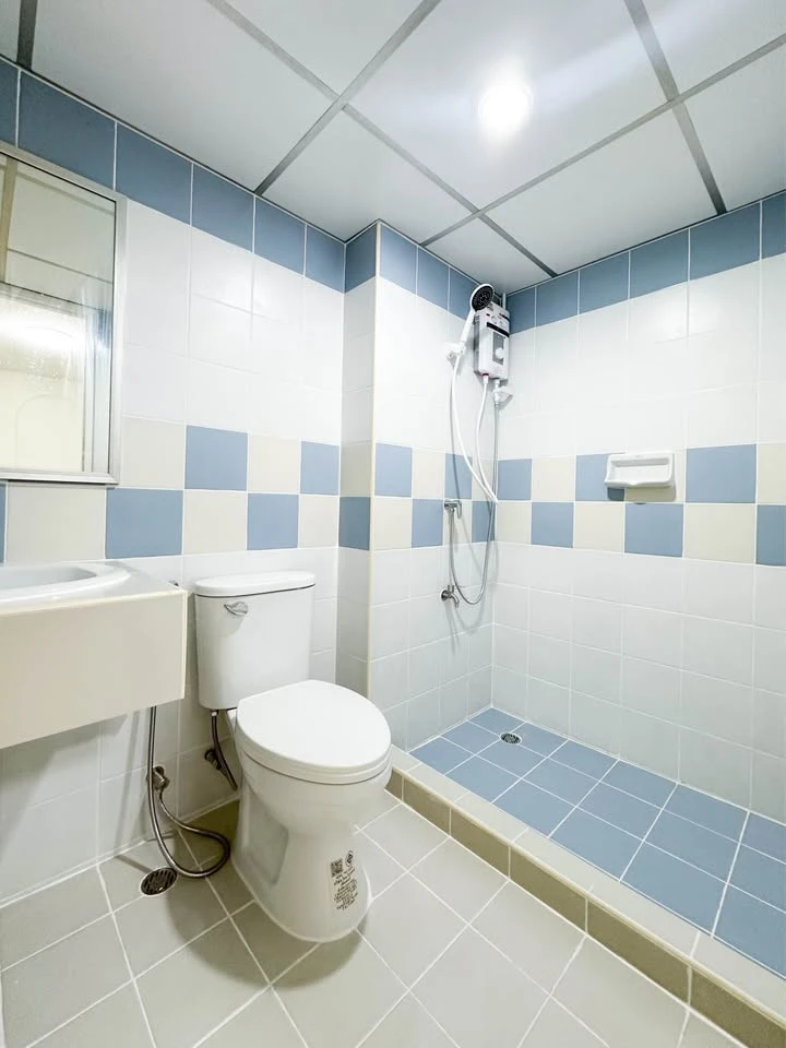 For sale: Lumpini Center Ladprao 111, Building G, 2nd floor, corner unit, private. Includes all furniture and decorations.