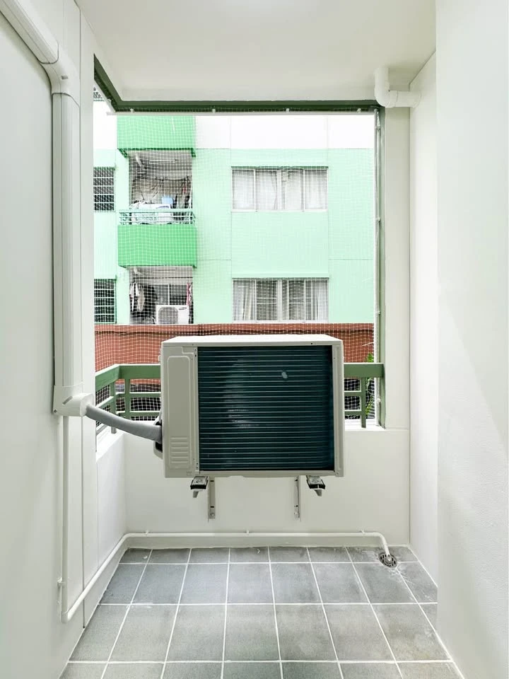 For sale: Lumpini Center Ladprao 111, Building G, 2nd floor, corner unit, private. Includes all furniture and decorations.