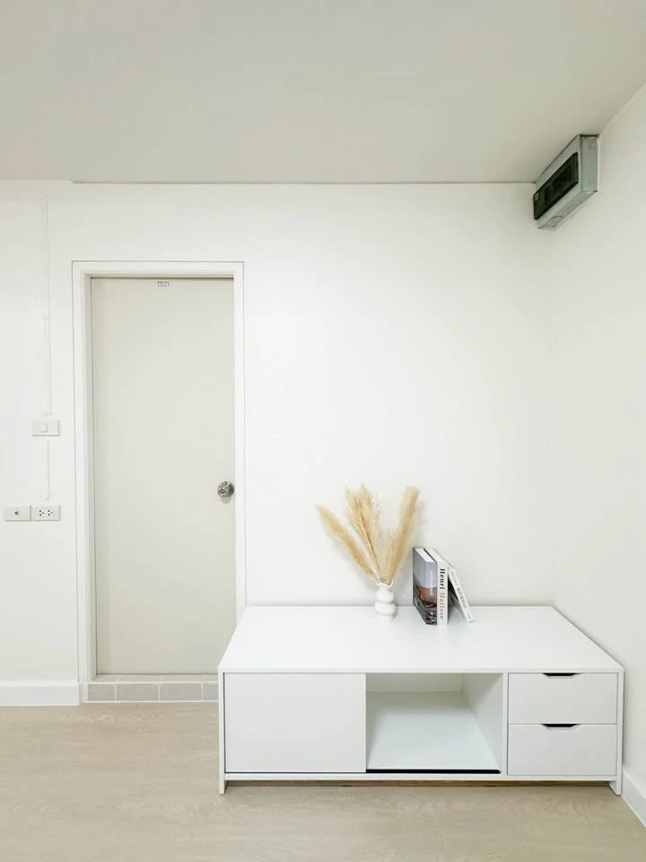 For sale: Lumpini Center Ladprao 111, Building G, 2nd floor, corner unit, private. Includes all furniture and decorations.
