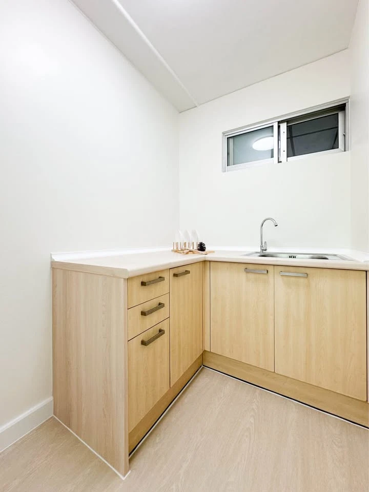 For sale: Lumpini Center Ladprao 111, Building G, 2nd floor, corner unit, private. Includes all furniture and decorations.