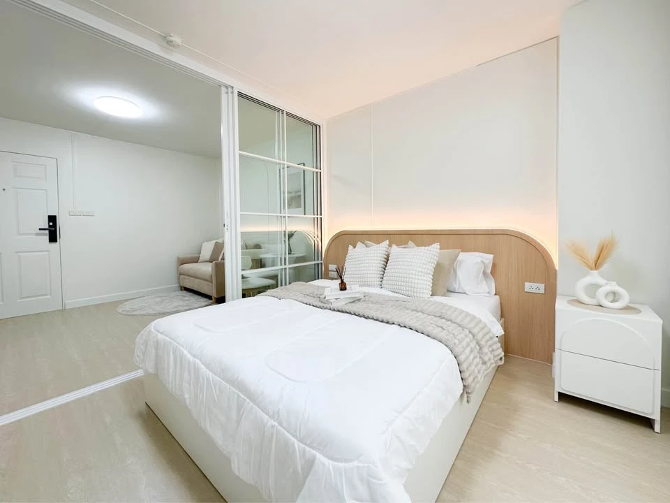 For sale: Lumpini Center Ladprao 111, Building G, 2nd floor, corner unit, private. Includes all furniture and decorations.