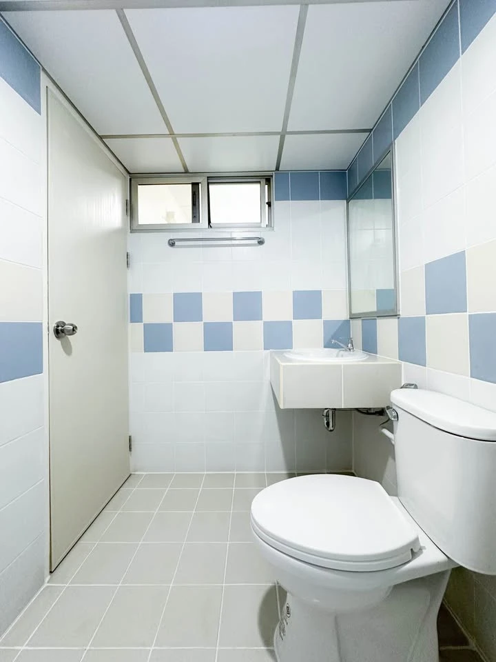 For sale: Lumpini Center Ladprao 111, Building G, 2nd floor, corner unit, private. Includes all furniture and decorations.