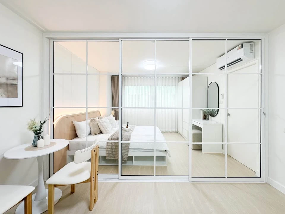 For sale: Lumpini Center Ladprao 111, Building G, 2nd floor, corner unit, private. Includes all furniture and decorations.