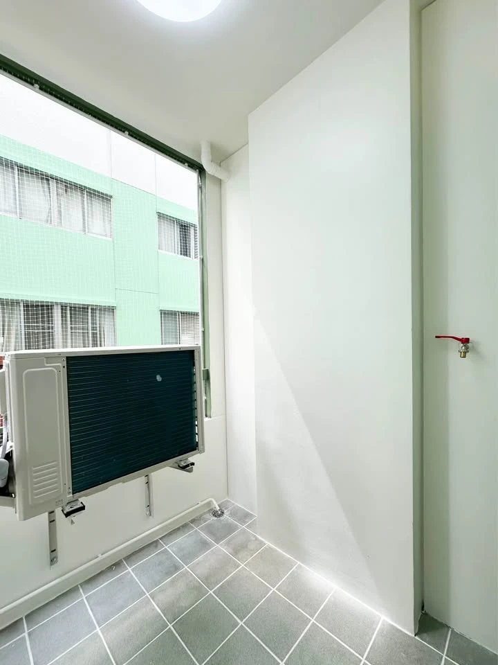 For sale: Lumpini Center Ladprao 111, Building G, 2nd floor, corner unit, private. Includes all furniture and decorations.