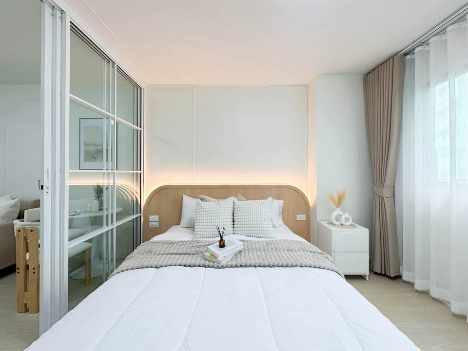 For sale: Lumpini Center Ladprao 111, Building G, 2nd floor, corner unit, private. Includes all furniture and decorations.