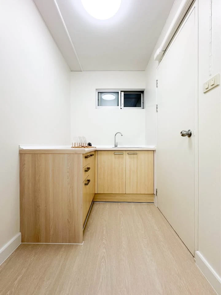 For sale: Lumpini Center Ladprao 111, Building G, 2nd floor, corner unit, private. Includes all furniture and decorations.