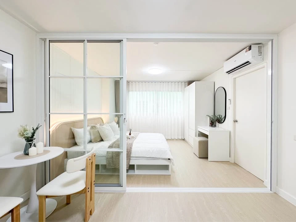 For sale: Lumpini Center Ladprao 111, Building G, 2nd floor, corner unit, private. Includes all furniture and decorations.