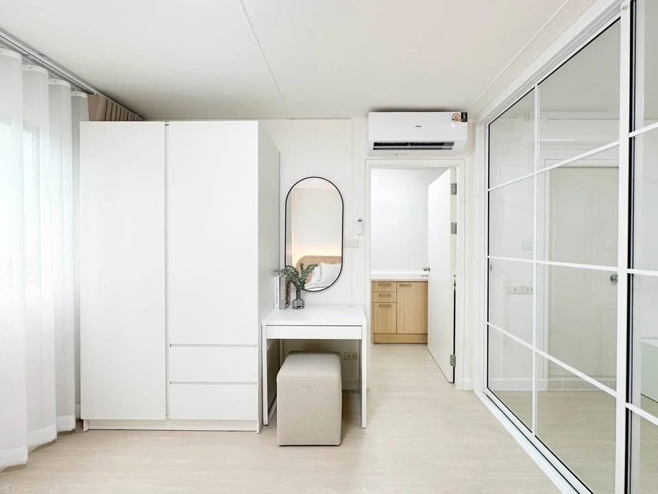 For sale: Lumpini Center Ladprao 111, Building G, 2nd floor, corner unit, private. Includes all furniture and decorations.
