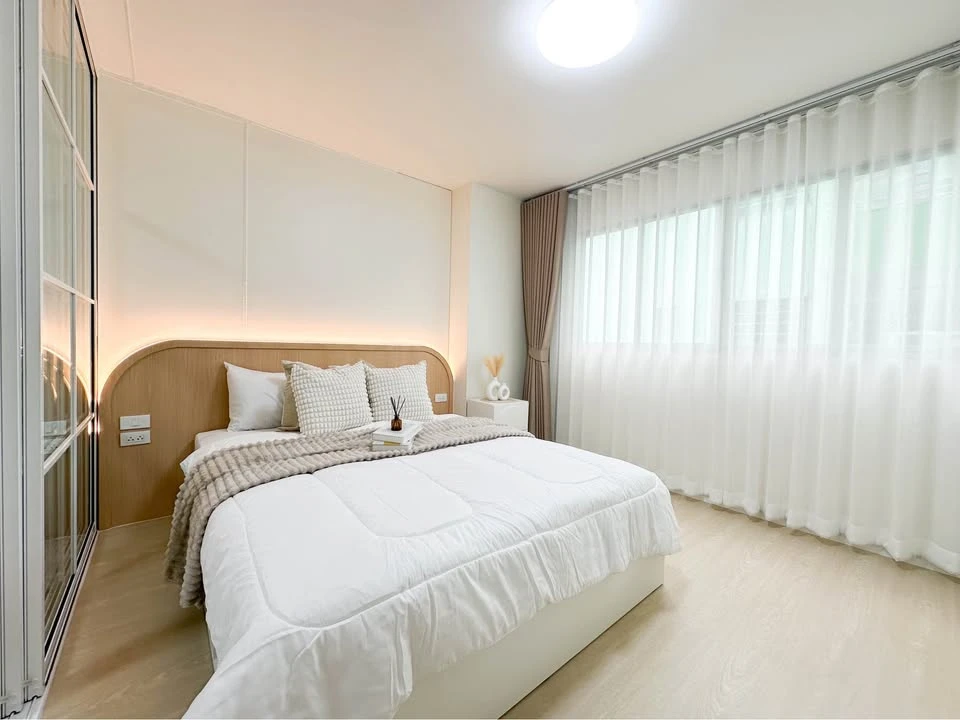 For sale: Lumpini Center Ladprao 111, Building G, 2nd floor, corner unit, private. Includes all furniture and decorations.