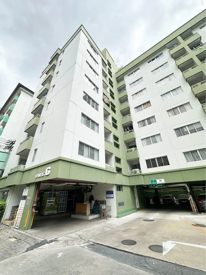 For sale: Lumpini Center Ladprao 111, Building G, 2nd floor, corner unit, private. Includes all furniture and decorations.