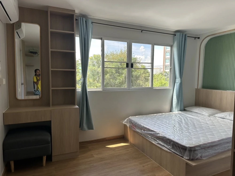 For sale: Lumpini Center Happyland, fully furnished with built-in furniture throughout the room. Just bring your own furniture and you can move in rig