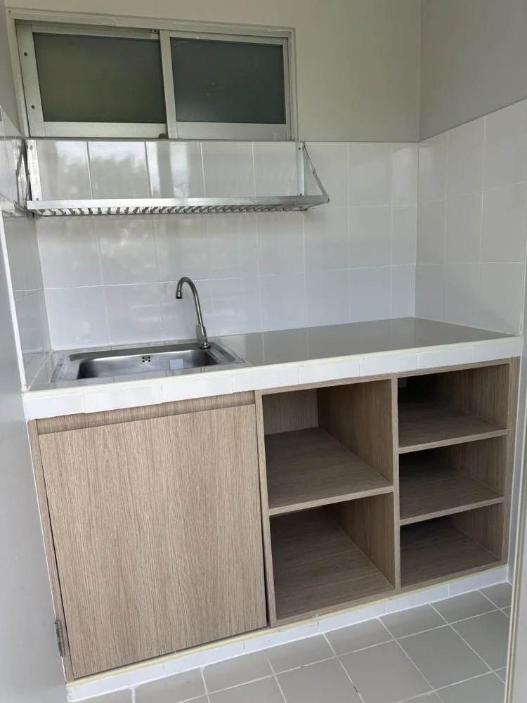 For sale: Lumpini Center Happyland, fully furnished with built-in furniture throughout the room. Just bring your own furniture and you can move in rig