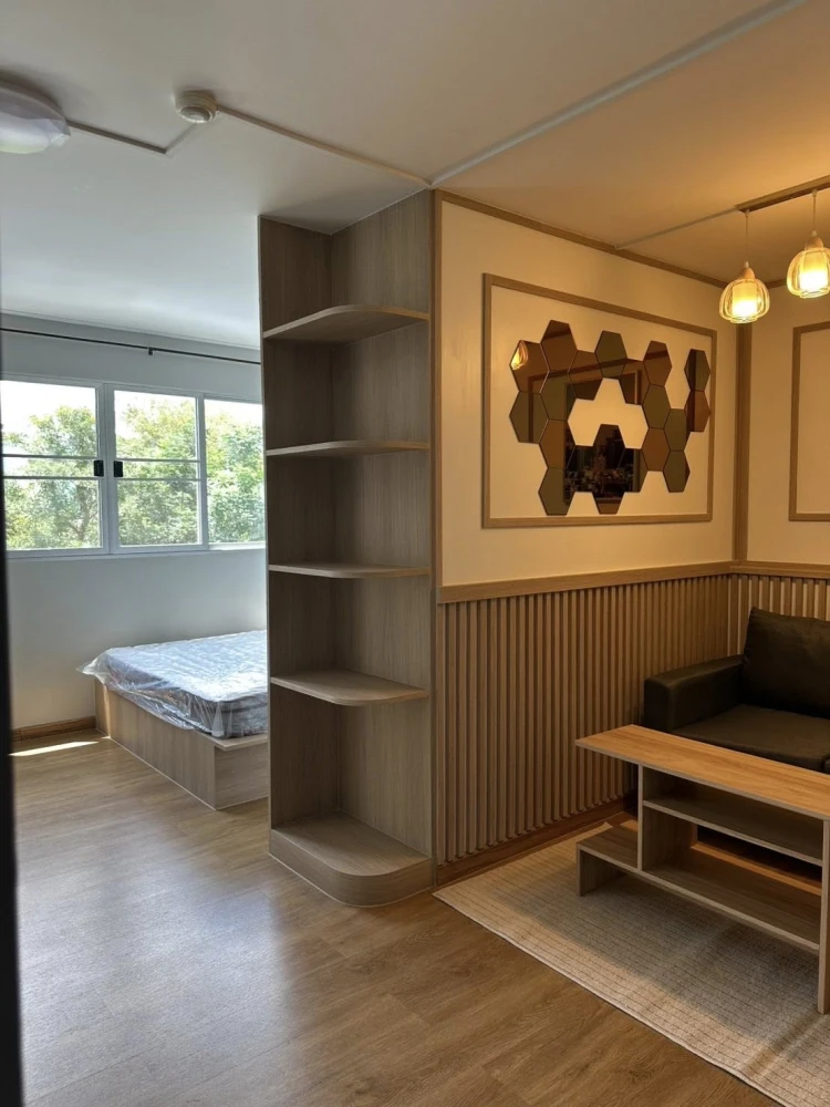 For sale: Lumpini Center Happyland, fully furnished with built-in furniture throughout the room. Just bring your own furniture and you can move in rig