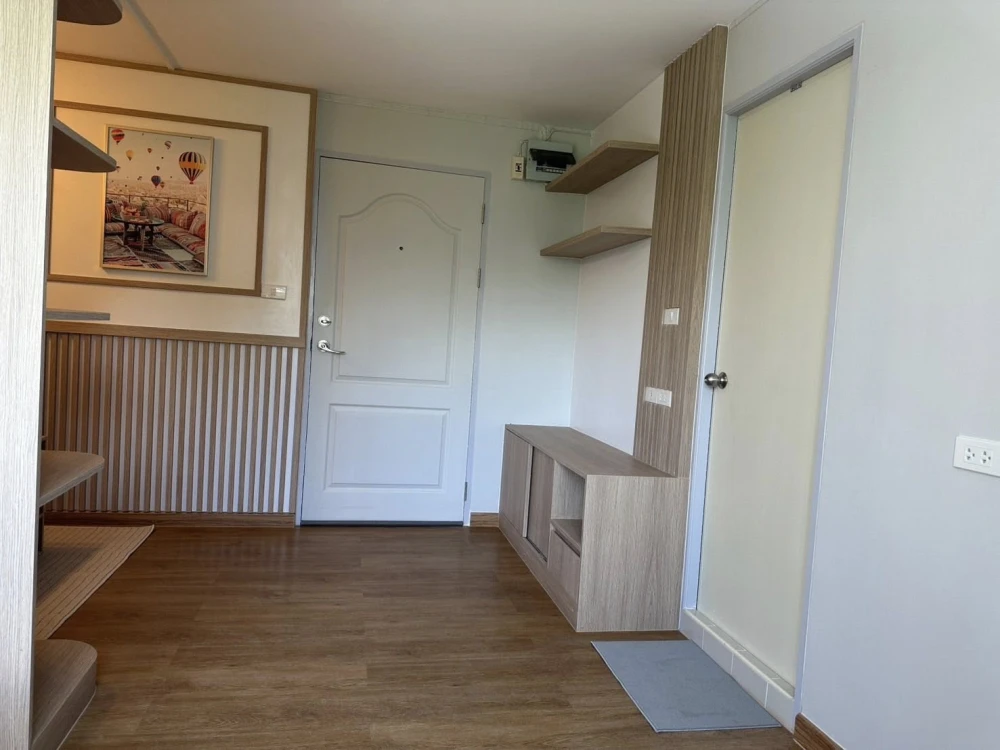 For sale: Lumpini Center Happyland, fully furnished with built-in furniture throughout the room. Just bring your own furniture and you can move in rig
