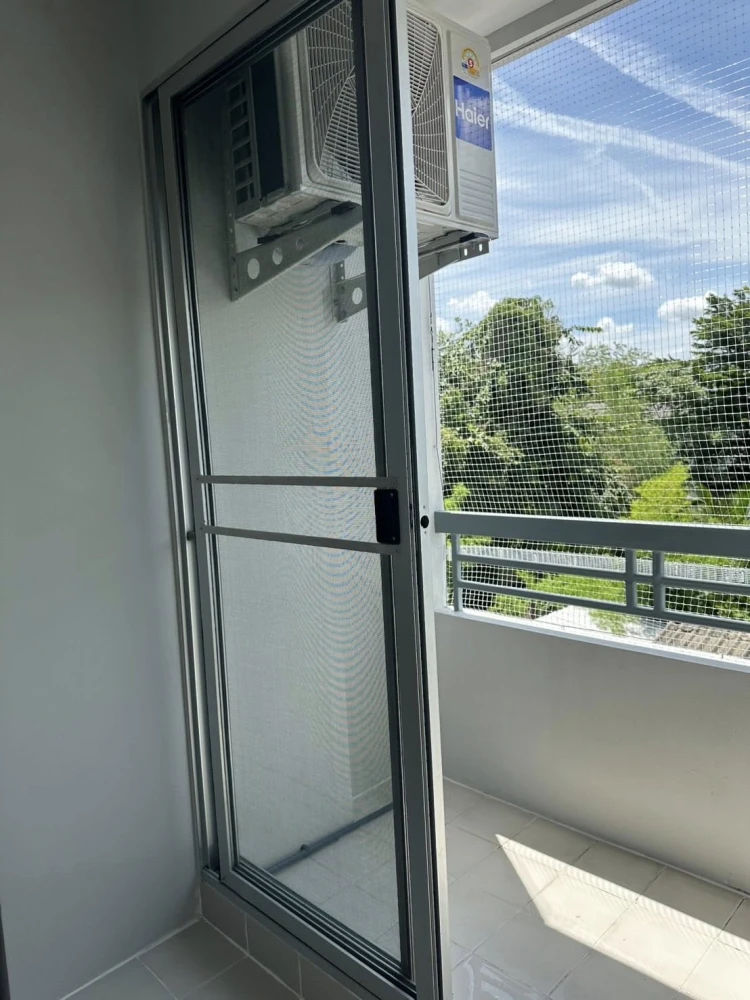 For sale: Lumpini Center Happyland, fully furnished with built-in furniture throughout the room. Just bring your own furniture and you can move in rig