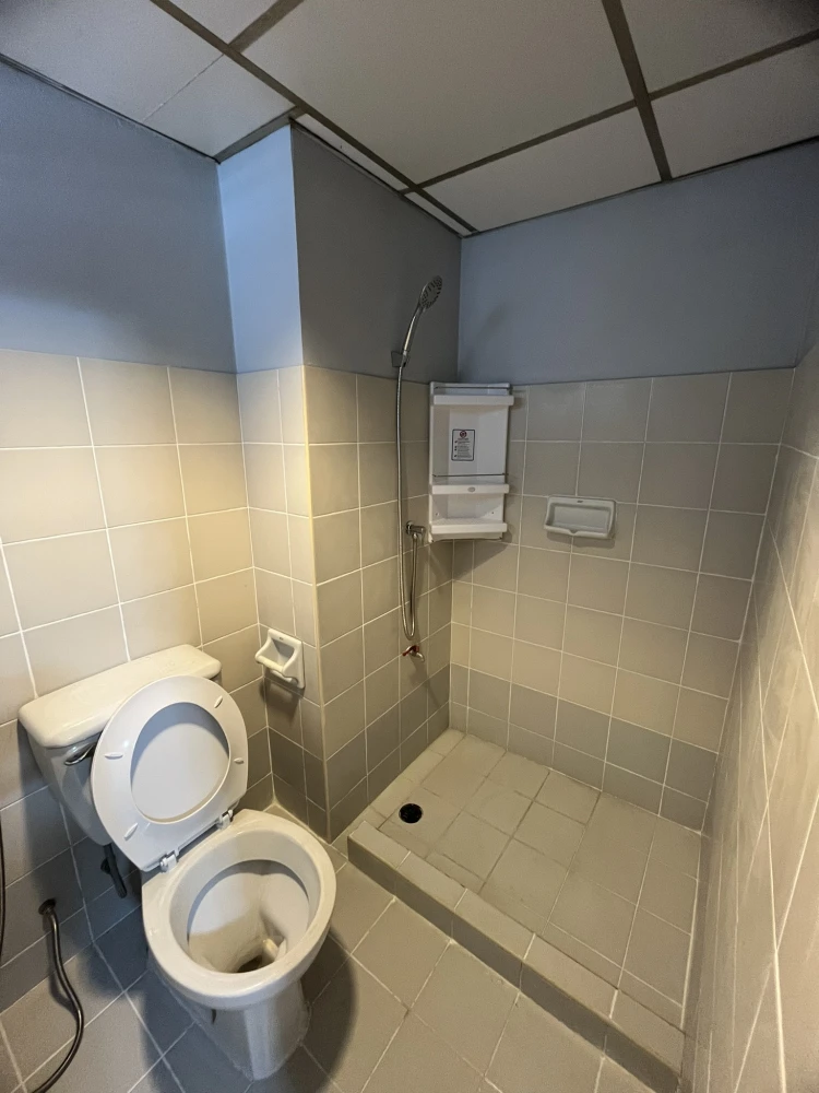 For sale: Lumpini Center Happyland, empty room, airy and spacious, at a very affordable price. People who like to decorate their rooms must book.