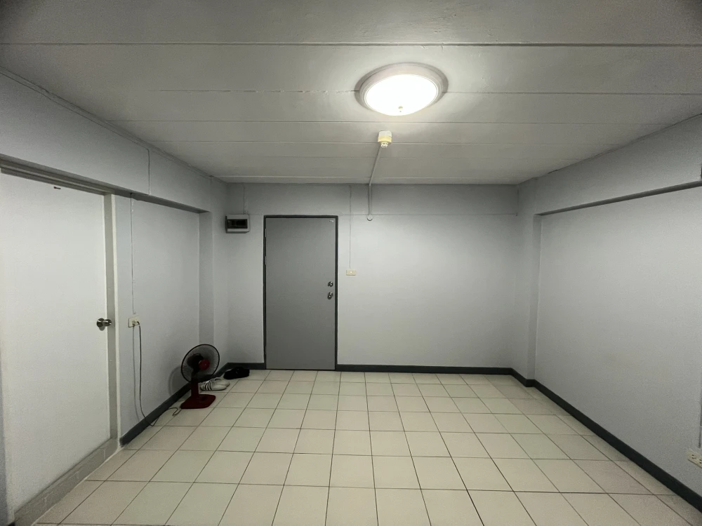 For sale: Lumpini Center Happyland, empty room, airy and spacious, at a very affordable price. People who like to decorate their rooms must book.