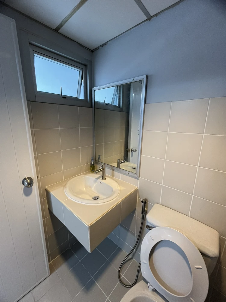 For sale: Lumpini Center Happyland, empty room, airy and spacious, at a very affordable price. People who like to decorate their rooms must book.