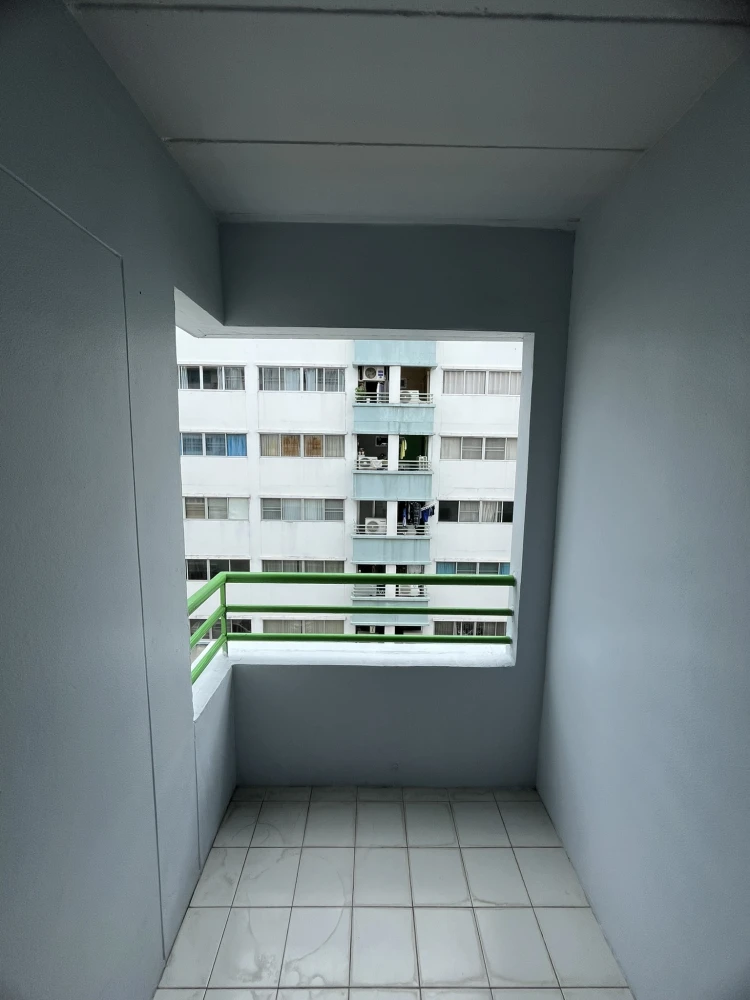 For sale: Lumpini Center Happyland, empty room, airy and spacious, at a very affordable price. People who like to decorate their rooms must book.