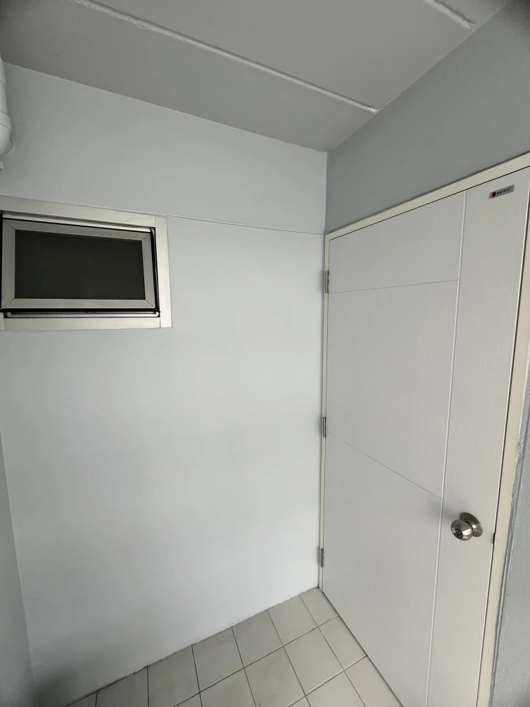 For sale: Lumpini Center Happyland, empty room, airy and spacious, at a very affordable price. People who like to decorate their rooms must book.