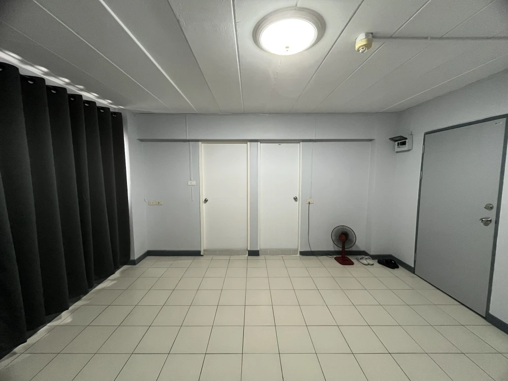 For sale: Lumpini Center Happyland, empty room, airy and spacious, at a very affordable price. People who like to decorate their rooms must book.