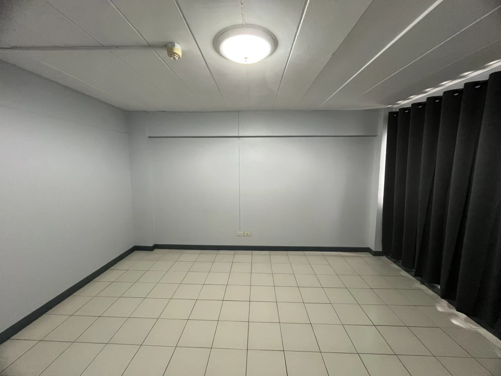 For sale: Lumpini Center Happyland, empty room, airy and spacious, at a very affordable price. People who like to decorate their rooms must book.