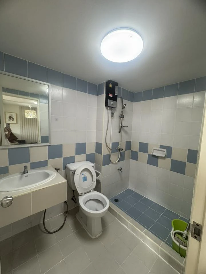 For sale: Lumpini Center Happyland, Building E, 4th floor. Excellent room layout and very nicely decorated. You'll regret missing this opportunity!