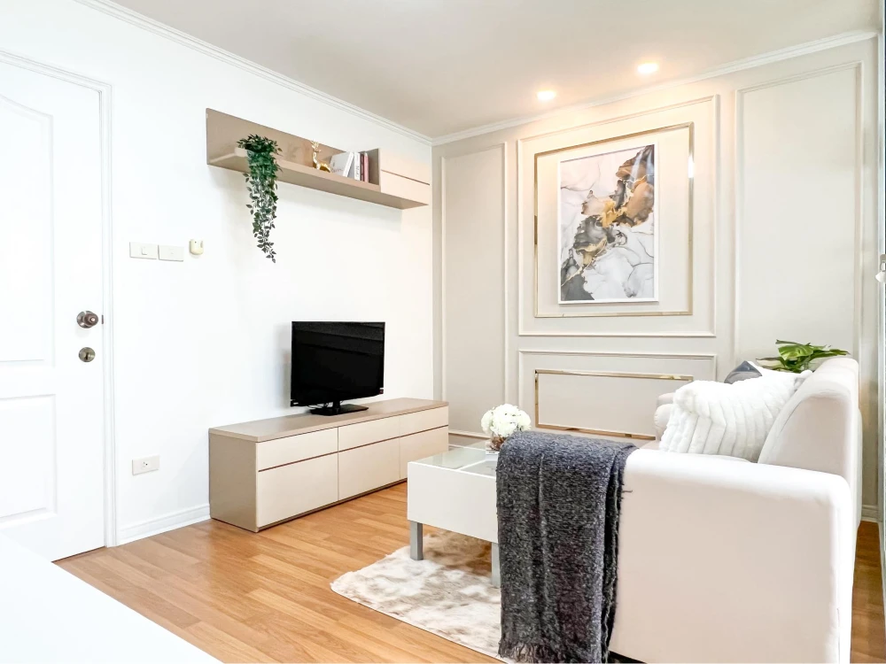 For sale: Lumpini Place Narathiwas 24. Each unit is private, with a closed kitchen on the balcony. Beautifully decorated and very livable. Book now!
