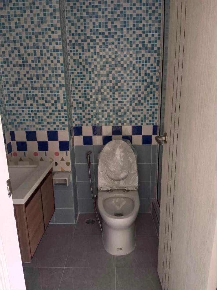 For sale: Lumpini Place Narathiwas 24. The unit is unfurnished except for one sofa. It's very clean, bright, and airy, allowing you to decorate it to