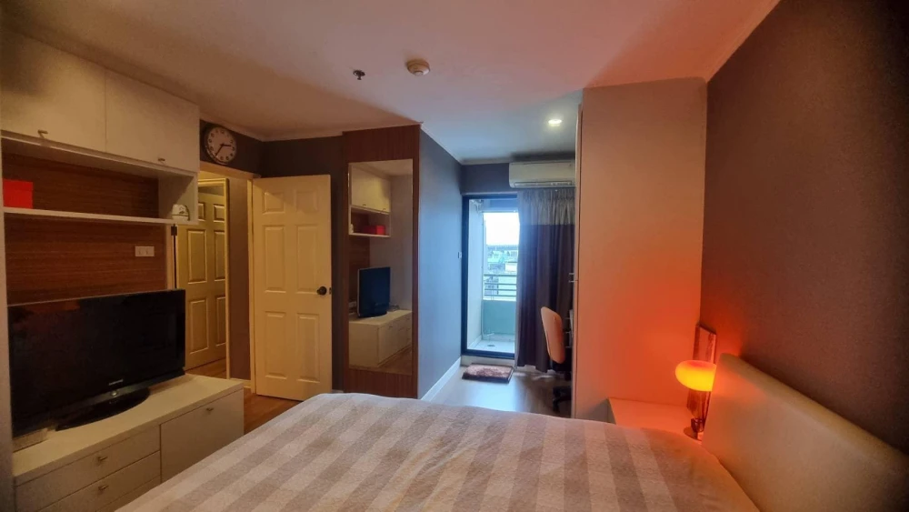 For sale: Lumpini Place Pinklao, 2 bedrooms, 2 bathrooms, pool view, fully furnished, very beautiful room, new condition, hurry up and grab it.
