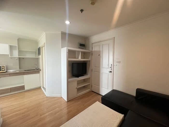 For sale: Lumpini Place Pinklao. The room is on a very high floor with a swimming pool view. All amenities are available. Interested? Reserve now!