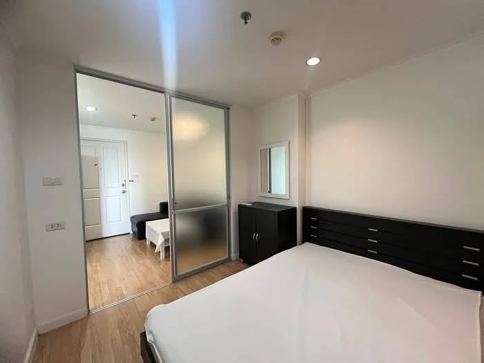 For sale: Lumpini Place Pinklao. The room is on a very high floor with a swimming pool view. All amenities are available. Interested? Reserve now!