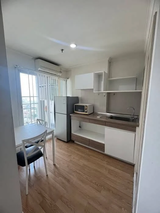 For sale: Lumpini Place Pinklao. The room is on a very high floor with a swimming pool view. All amenities are available. Interested? Reserve now!