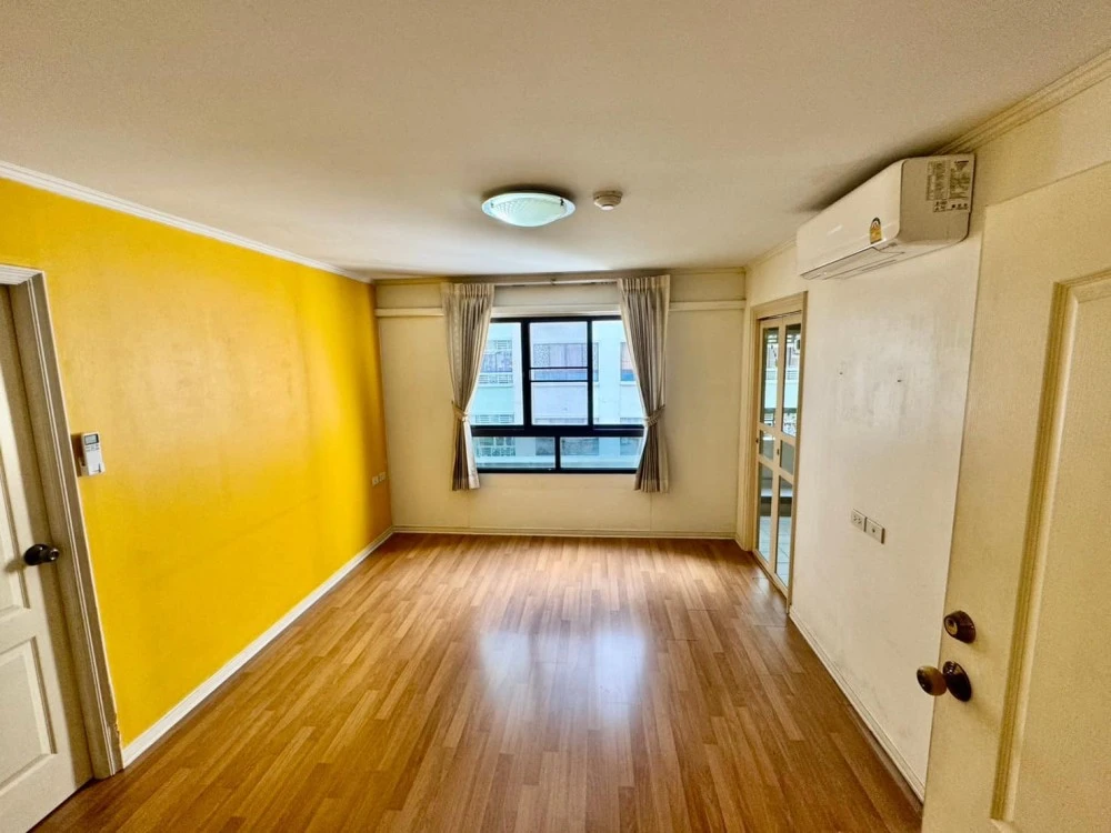 For sale: Lumpini Place Rama 3-Charoen Krung, 5th floor, fully furnished and equipped with electrical appliances. Reserve now, hurry!