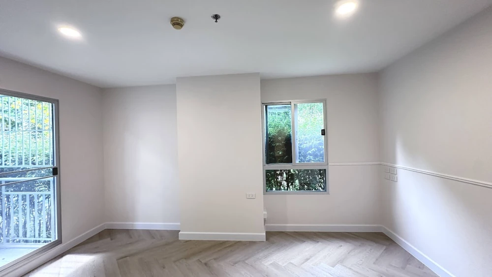 For sale: Lumpini Place Rama 8, corner unit, decorated with wallpaper and herringbone SPC wood flooring for a warm and inviting feel. Book now!