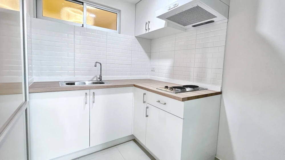 For sale: Lumpini Place Rama 8, corner unit, decorated with wallpaper and herringbone SPC wood flooring for a warm and inviting feel. Book now!