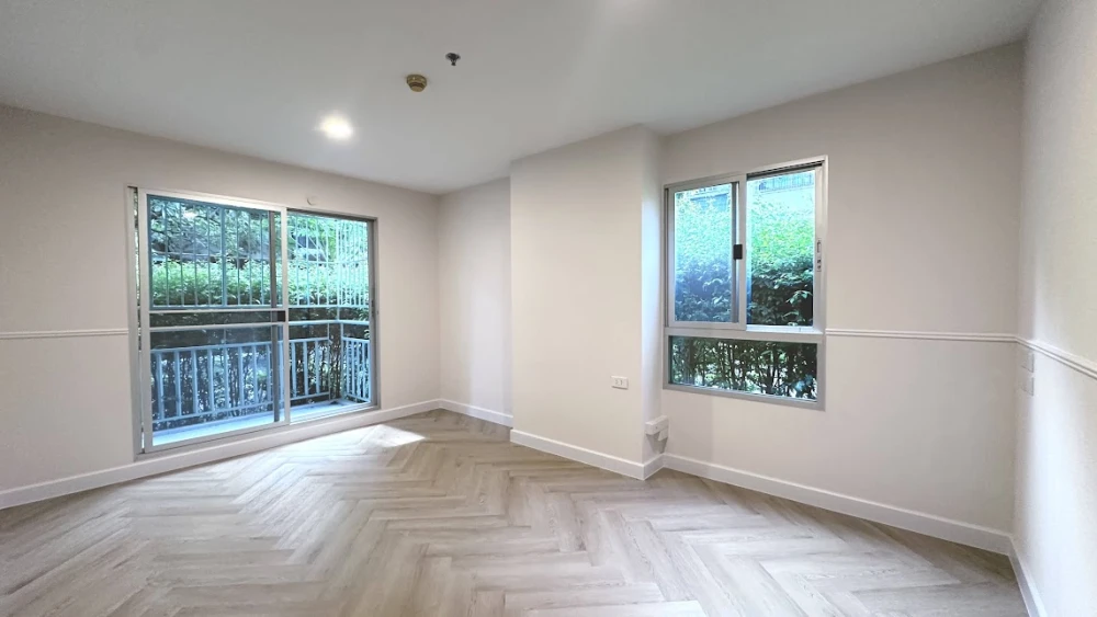 For sale: Lumpini Place Rama 8, corner unit, decorated with wallpaper and herringbone SPC wood flooring for a warm and inviting feel. Book now!